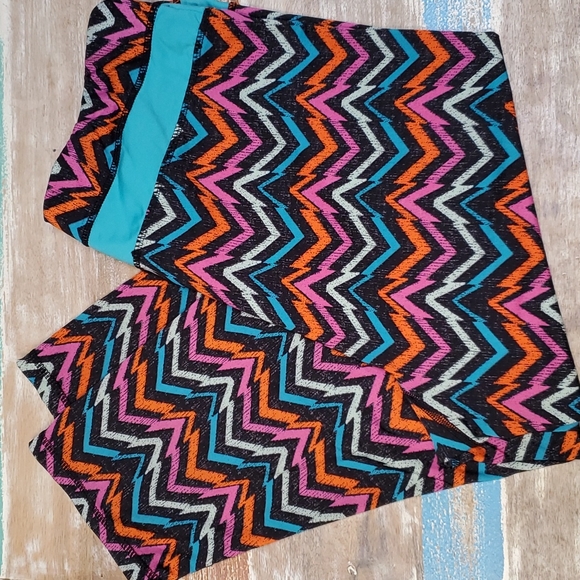 Kandy Karma Multicolor Chevron Stripe Crop Leggings - Picture 1 of 7